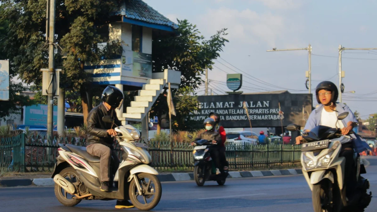 Pengguna motor melintas di kawasan Bundaran Cibiru, Kota Bandung. (Pandu Muslim/Jabar Ekspres)