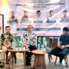 DINAMIS : Peneliti Senior Indonesian Politics Research & Consulting (IPRC) Fahmy Iss Wahyudy (kiri) dan Pakar Komunikasi Politik Universitas Padjadjaran S.Kunto Adi Wibowo (tengah) berdialog terkait peta koalisi jelang Pilkada Bandung, Jumat (17/5)