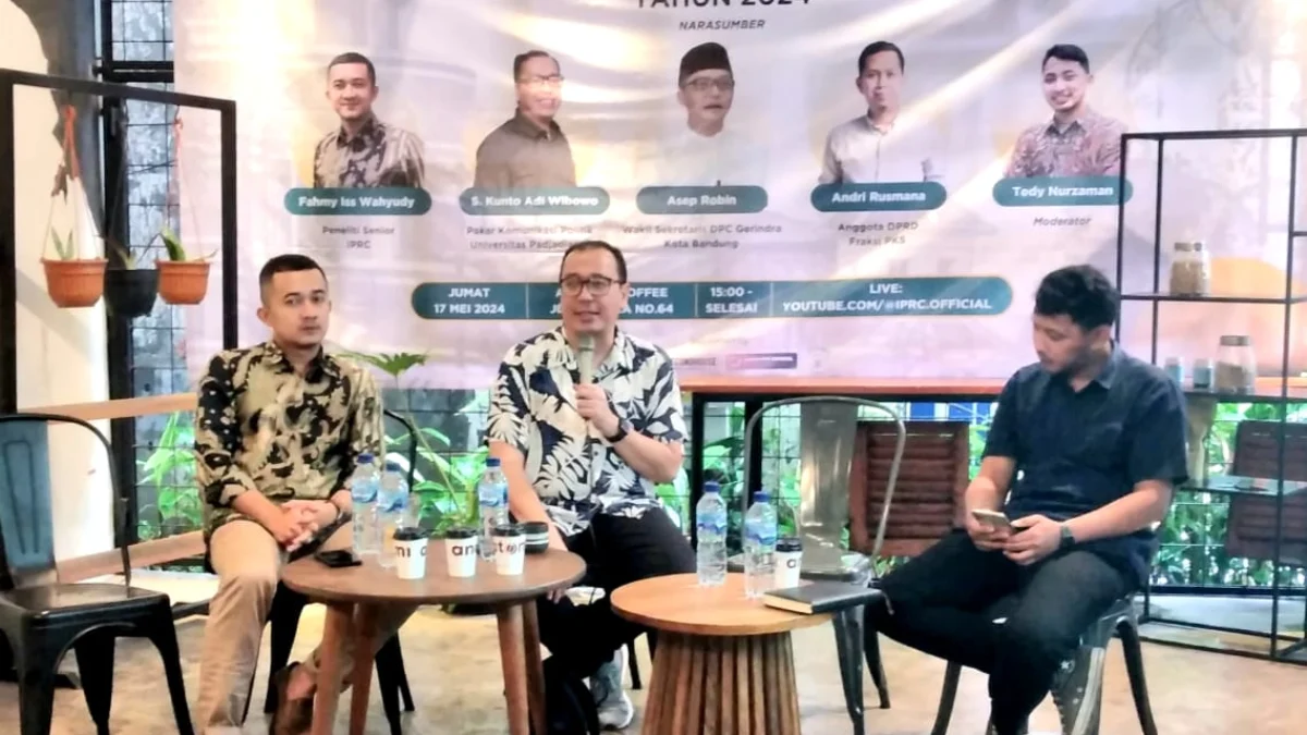 Incumbent Sirna, Pilkada Bandung jadi Ladang Pertarungan Pendatang Baru DINAMIS : Peneliti Senior Indonesian Politics Research & Consulting (IPRC) Fahmy Iss Wahyudy (kiri) dan Pakar Komunikasi Politik Universitas Padjadjaran S.Kunto Adi Wibowo (tengah) berdialog terkait peta koalisi jelang Pilkada Bandung, Jumat (17/5)