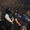 Tersangka ibu yang rekam persetubuhan anak kandung dengan pacarnya saat di ekspose Polisi. (dok.tribratanews)
