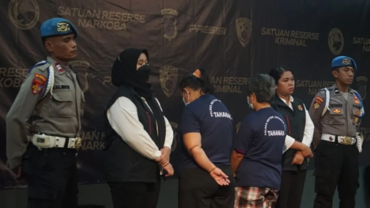 Tersangka ibu yang rekam persetubuhan anak kandung dengan pacarnya saat di ekspose Polisi. (dok.tribratanews)
