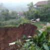 4 rumah di Desa Cisuren, Ciwidey, Kabupaten Bandung terdampak longsor akibat adanya pergeseran tanah. Foto Istimewa