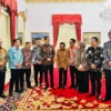 Pj Bupati Sumedang bersama Presiden Jokowi, Pj GUbernur Jabar dan pejabat lain seusai menerima penghargaan. (dok.humas pemkab Sumedang)