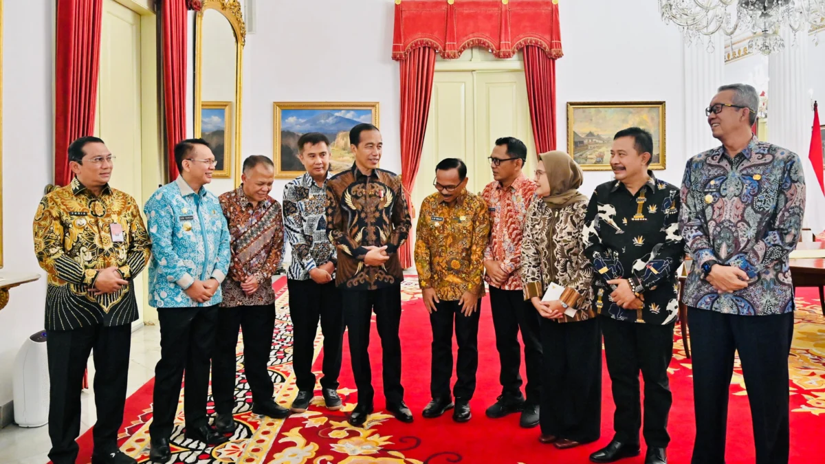 Pj Bupati Sumedang bersama Presiden Jokowi, Pj GUbernur Jabar dan pejabat lain seusai menerima penghargaan. (dok.humas pemkab Sumedang)