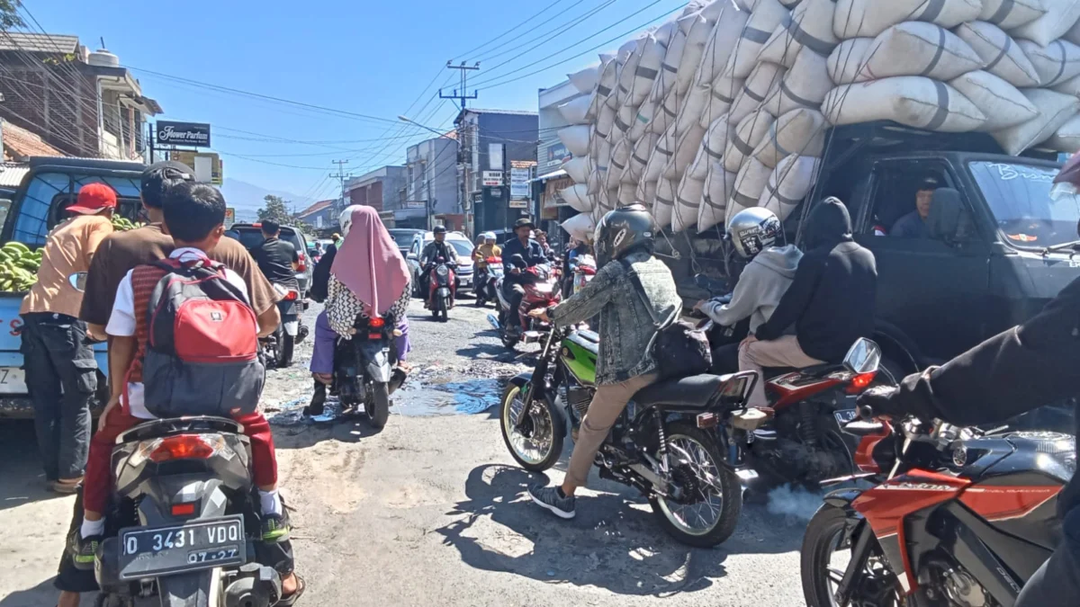 Ruas Jalan Raya Barat Cicalengka Rusak, Warga Ngeluh Penumpukan kendaraan akibat kondisi ruas Jalan Raya Barat Cicalengka yang rusak, sehingga pengendara perlu berhati-hati saat melintas. (Yanuar/Jabar Ekspres)