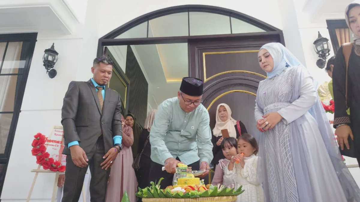 Resmikan Rumah dan Perusahaan Baru, Bos Buah di Banjar Titipkan Pesan Ini Kepala Dinas Pendidikan dan Kebudayaan Kota Banjar, H Kaswad disaksikan pengusaha buah Thomas Ardiansyah dan istri Rina, memotong nasi tumpeng, Minggu 5 Mei 2024. (Cecep Herdi/Jabar Ekspres)