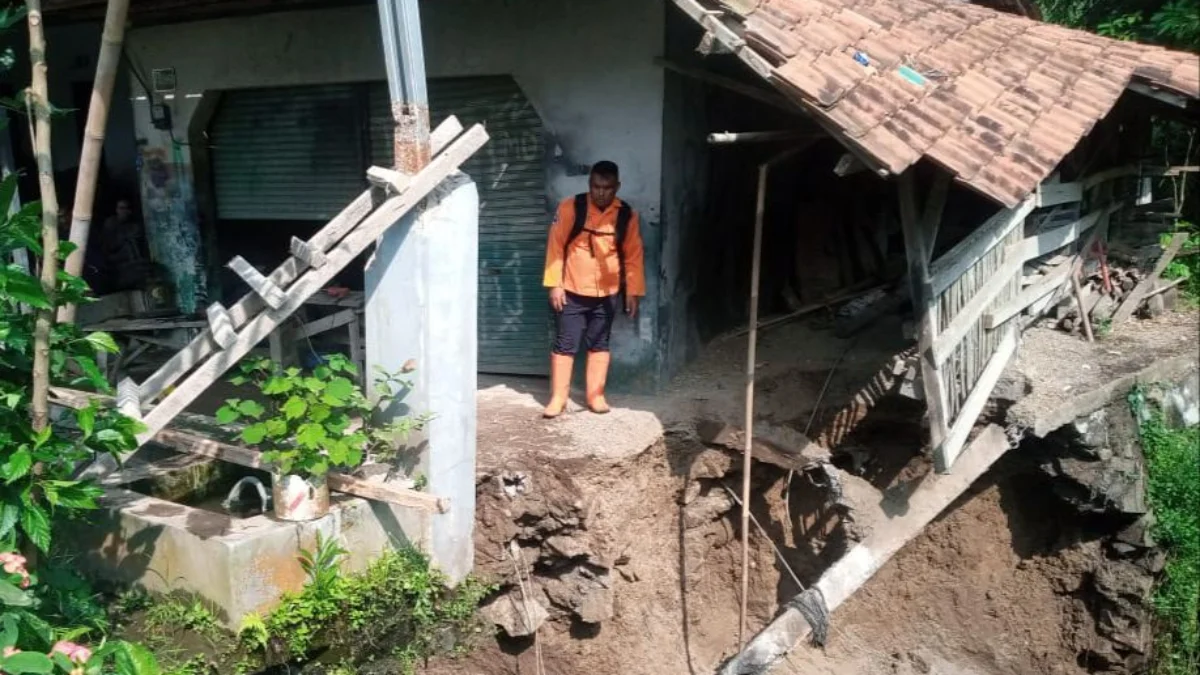 Pegugas lapangan BPBD KBB, Suheri saat melakukam asesment lokasi bencana angin puting beliung di Kecamatan Saguling. Dok BPBD KBB