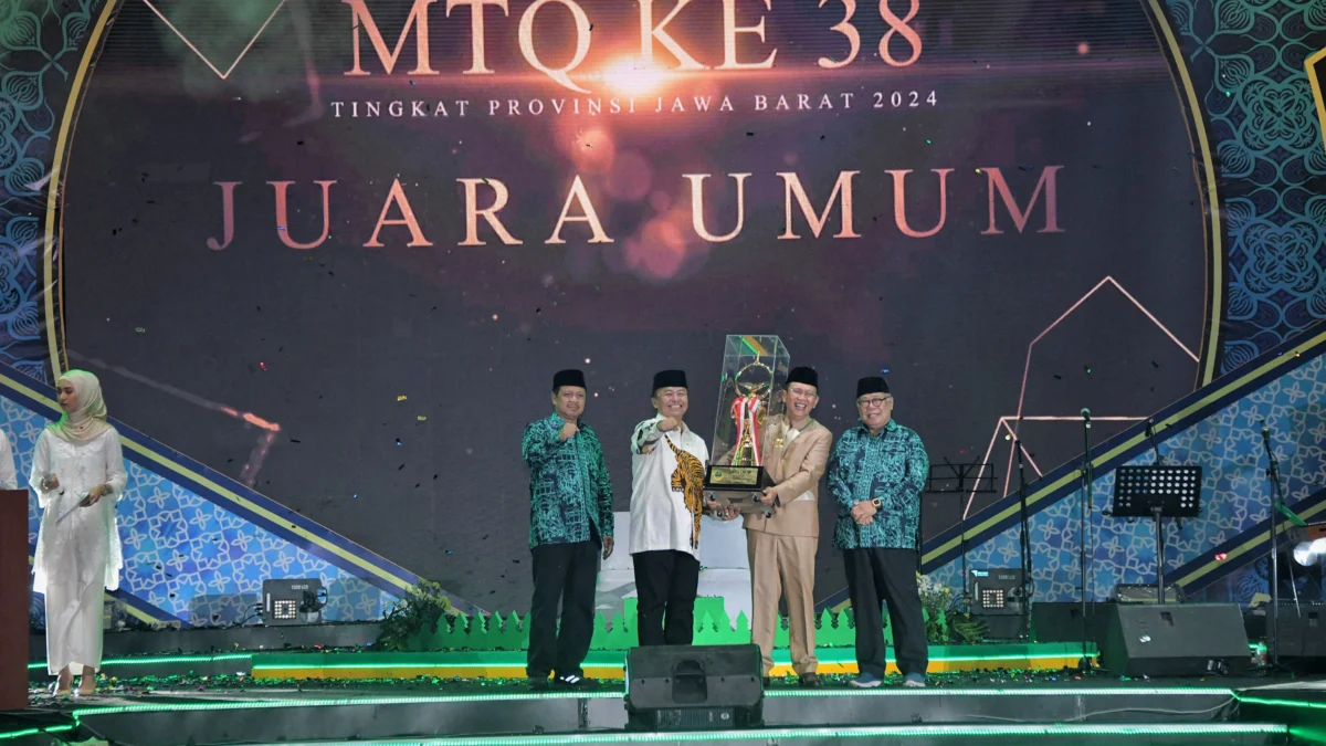 Kabupaten Bekasi Juara Umum MTQ Jabar, Sekda Herman Suryatman: MTQ Perkuat Ukhuwah Islamiah Sekretaris Daerah Provinsi Jawa Barat Herman Suryatman secara resmi menutup ajang Musabaqah Tilawatil Quran (MTQ) Ke- 38 Tingkat Provinsi Jawa Barat Tahun 2024 di Kabupaten Bekasi, Sabtu (4/5/2024).(Biro Adpim Jabar)