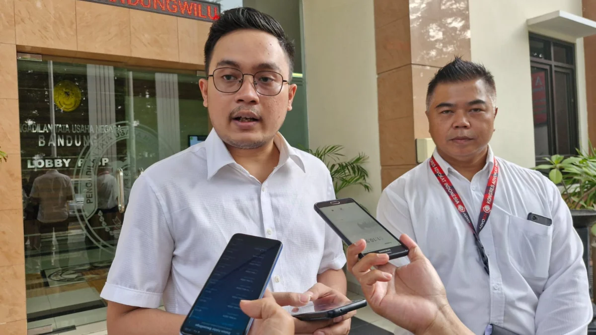 Ketua Permahi Bandung Raya, Tri Haganta Mubarak Tarigan Tua didampingi Pengacara dari Kantor Hukum Heron Miller, Hendra Gunawan, Kamis 16 Mei 2024.