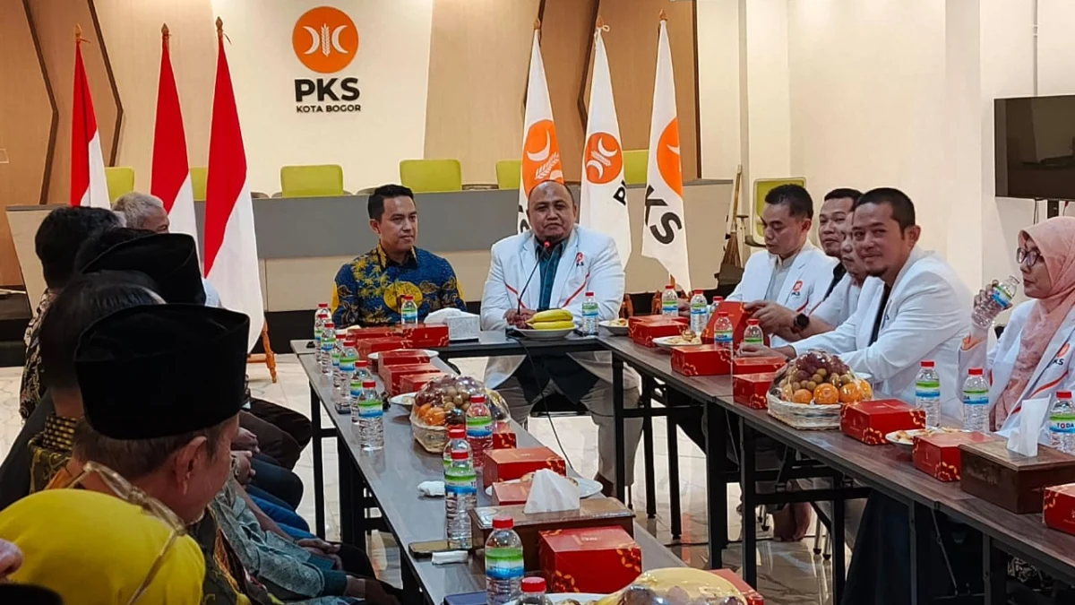 Bacawalkot Bogor, Sendi Fardiansyah bersama tim saat menyambangi kantor DPD PKS Kota Bogor, Sabtu (26/5) petang. (Yudha Prananda / Jabar Ekspres)