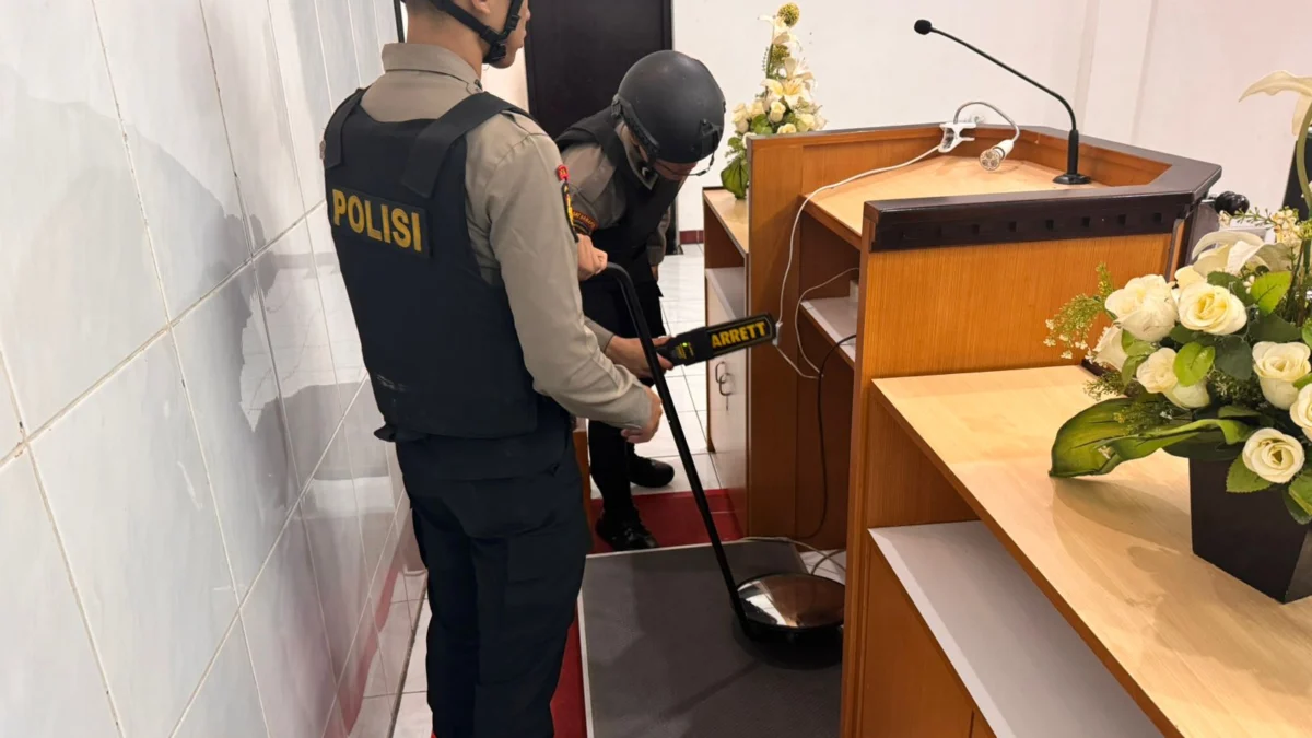 Anggota Samapta Polres Banjar melakukan sterilisasi salah satu ruang gereja menggunakan alat khusus, Kamis 9 Mei 2024. (Cecep Herdi/Jabar Ekspres)