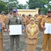 Pj Wali Kota Banjar Hj Ida Wahida Hidayati (dua kanan),menyerahkan SK kenaikan pangkat kepada kepada ASN Kota Banjar saat apel gabungan bulan April 2024, di halaman Kantor Wali Kota Banjar. (Istimewa)