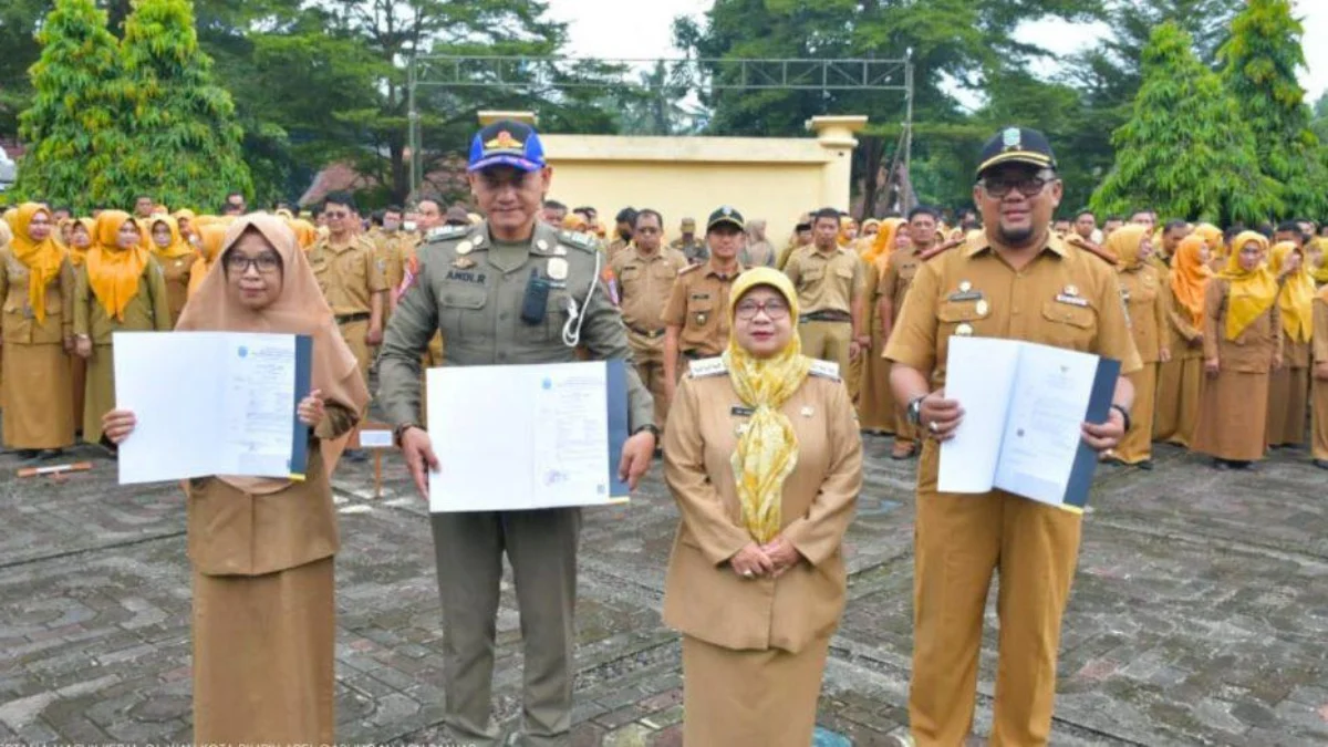 Pj Wali Kota Banjar Hj Ida Wahida Hidayati (dua kanan),menyerahkan SK kenaikan pangkat kepada kepada ASN Kota Banjar saat apel gabungan bulan April 2024, di halaman Kantor Wali Kota Banjar. (Istimewa)