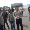 Dok. Kasatlantas Polrestabes Bandung, AKBP Eko Iskandar (tengah) saat melakukan pengecekan kondisi Flyover Ciroyom. Senin (20/5).