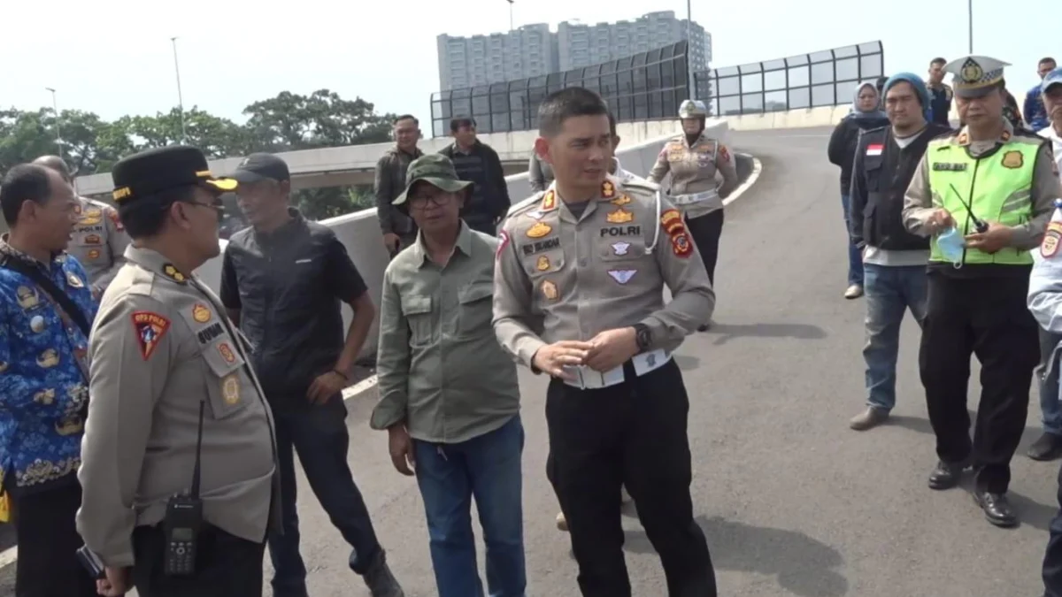 Sering Terjadi Kecelakaan, Polisi Pastikan Flyover Ciroyom Belum Bisa Digunakan Dok. Kasatlantas Polrestabes Bandung, AKBP Eko Iskandar (tengah) saat melakukan pengecekan kondisi Flyover Ciroyom. Senin (20/5).