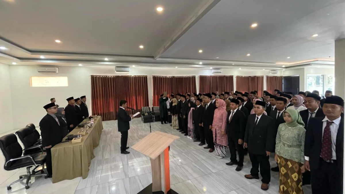 KPU Kota Banjar melantik sebanyak 75 anggota Panitia Pemungutan Suara (PPS) untun Pilkada Kota Banjar, di aula Hotel Mandiri Kota Banjar, Minggu 26 Mei 2024. (Cecep Herdi/Jabar Ekspres)