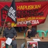 Perwakilan Forum Dago Melawan, Angga Putra (kanan)saat membuka press conference di Bale RW 2 Dago Elos, beberapa waktu lalu. (Nizar/Jabar Ekspres)