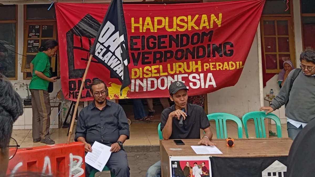 Perwakilan Forum Dago Melawan, Angga Putra (kanan)saat membuka press conference di Bale RW 2 Dago Elos, beberapa waktu lalu. (Nizar/Jabar Ekspres)
