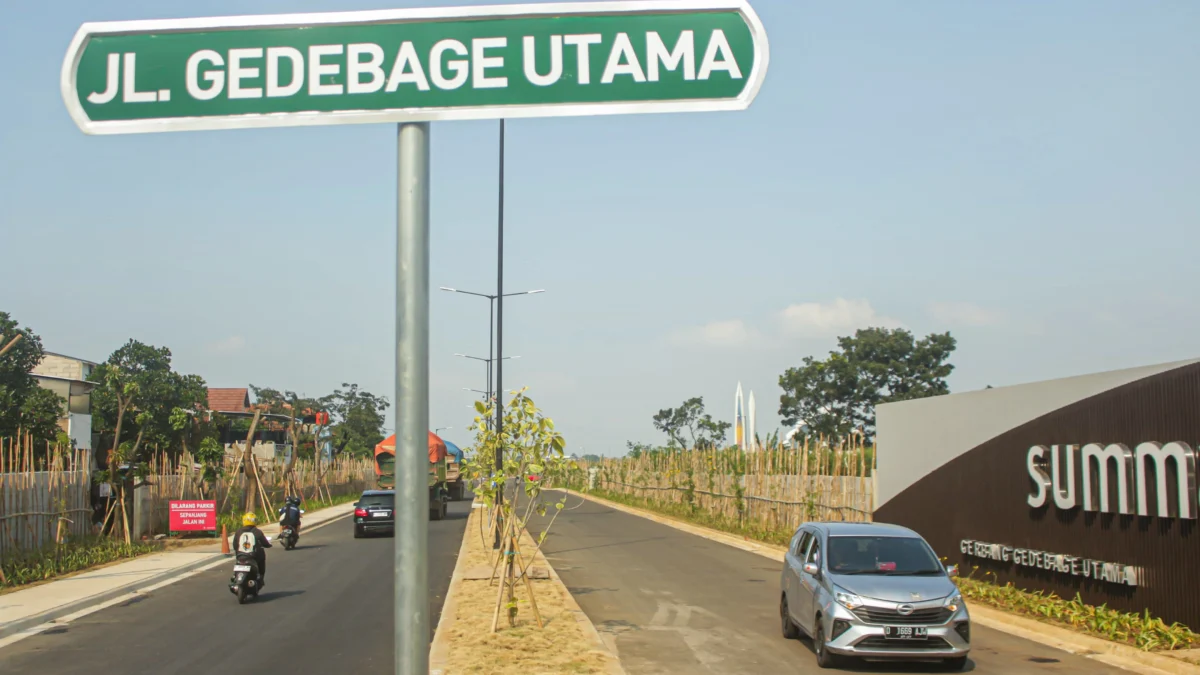 Pengguna kendaraan melewati Jalan Gedebage Utama yang telah diresmikan oleh Pj Gubernur Jawa Barat, Kamis (16/5). Jalan merupakan akses alternatif menuju kawasan Masjid Al-Jabbar. (Pandu Muslim/Jabar Ekspres)