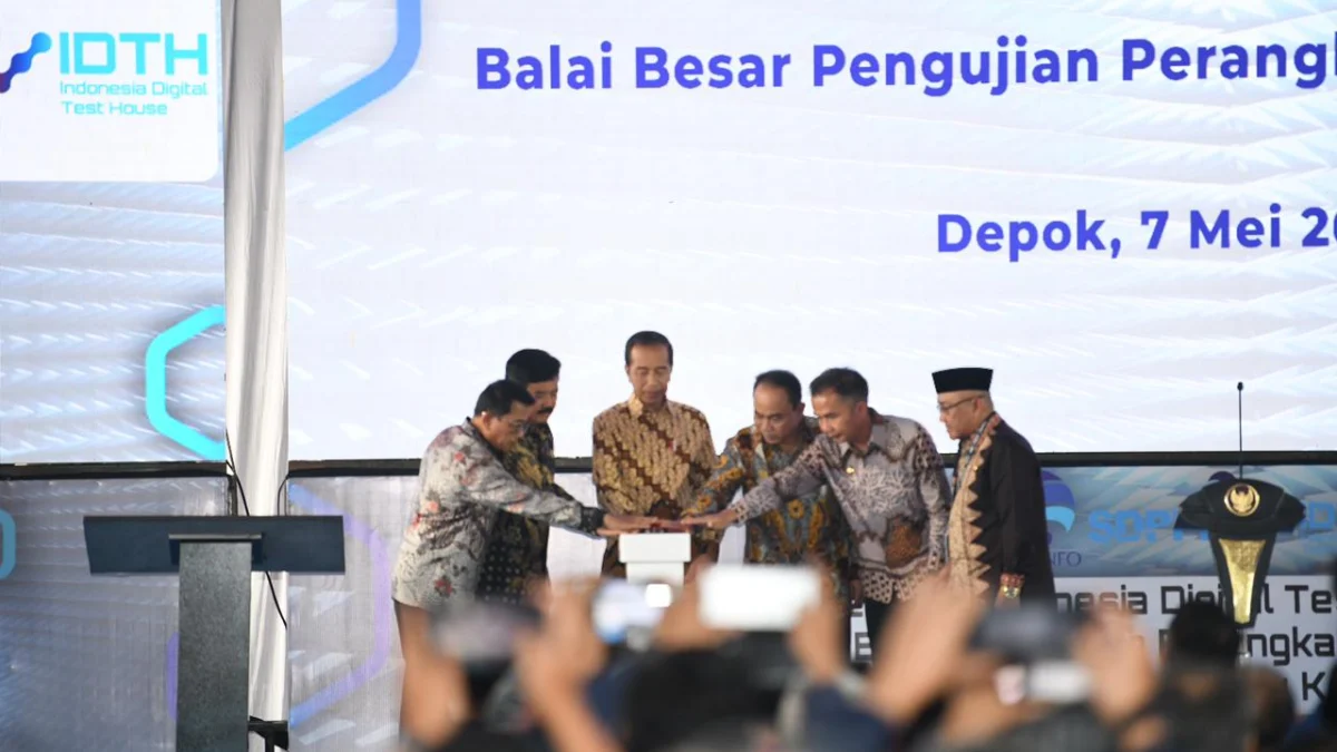 Penjabat Gubernur Jawa Barat Bey Machmudin mendampingi Presiden RI Joko Widodo dalam kunjungan kerja meresmikan Indonesia Digital Test House (IDTH) di Balai Besar Pengujian Perangkat Telekomunikasi (BBPPT), Kota Depok, Selasa (7/5/2024).(Foto: Rizal Fs/Biro Adpim Jabar)
