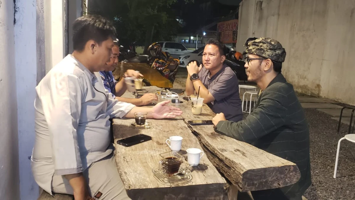 Kang Danial Kembali Berpartisipasi dalam Penjaringan Calon Kepala Daerah di DPC PPP Kota Banjar Dani Danial Muhklis (kanan) saat bertemu Ketua Desk Pilkada DPC PPP Kota Banjar Aan Setiana (kiri) di salah satu cafe di Kota Banjar, Rabu 8 Mei 2024 malam. (Istimewa)