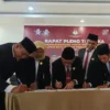 Komisioner KPU Kota Banjar menandatangani berita acara Pleno terbuka penetapan perolehan kursi Partai Politik (Parpol) dan calon terpilih Anggota DPRD Kota Banjar dalam Pemilu tahum 2024, Kamis 2 Mei 2024. (Cecep Herdi/Jabar Ekspres)