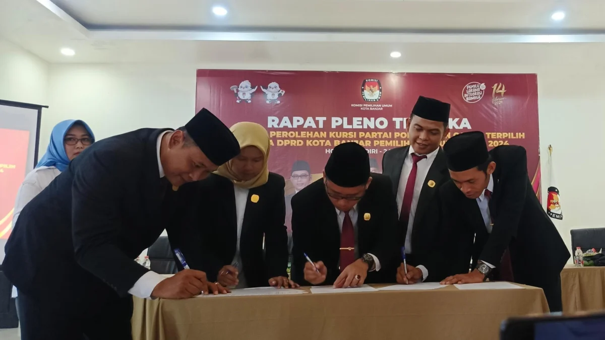 KPU Banjar Tetapkan 30 Caleg Sebagai Pemenang Pemilu 2024 Komisioner KPU Kota Banjar menandatangani berita acara Pleno terbuka penetapan perolehan kursi Partai Politik (Parpol) dan calon terpilih Anggota DPRD Kota Banjar dalam Pemilu tahum 2024, Kamis 2 Mei 2024. (Cecep Herdi/Jabar Ekspres)
