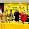 Silaturahmi Pasca Lebaran, PDI Perjuangan Jabar dan Partai Golkar Bahas Pilkada 2024 Jajaran pengurus DPD PDI Perjuangan Jabar saat bersilaturahmi ke DPD Partai Golkar Jabar di Jalan Maskumambang, Kota Bandung, Minggu 5 Mei 2024.