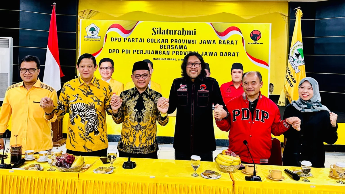 Jajaran pengurus DPD PDI Perjuangan Jabar saat bersilaturahmi ke DPD Partai Golkar Jabar di Jalan Maskumambang, Kota Bandung, Minggu 5 Mei 2024.