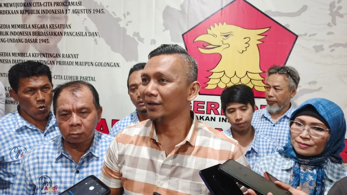 Jenal Mutaqin usai menyerahkan berkas pendaftaran penjaringan Bacawalkot Bogor di DPC Partai Gerindra Kota Bogor, Rabu (8/5). (Yudha Prananda / Jabar Ekspres)