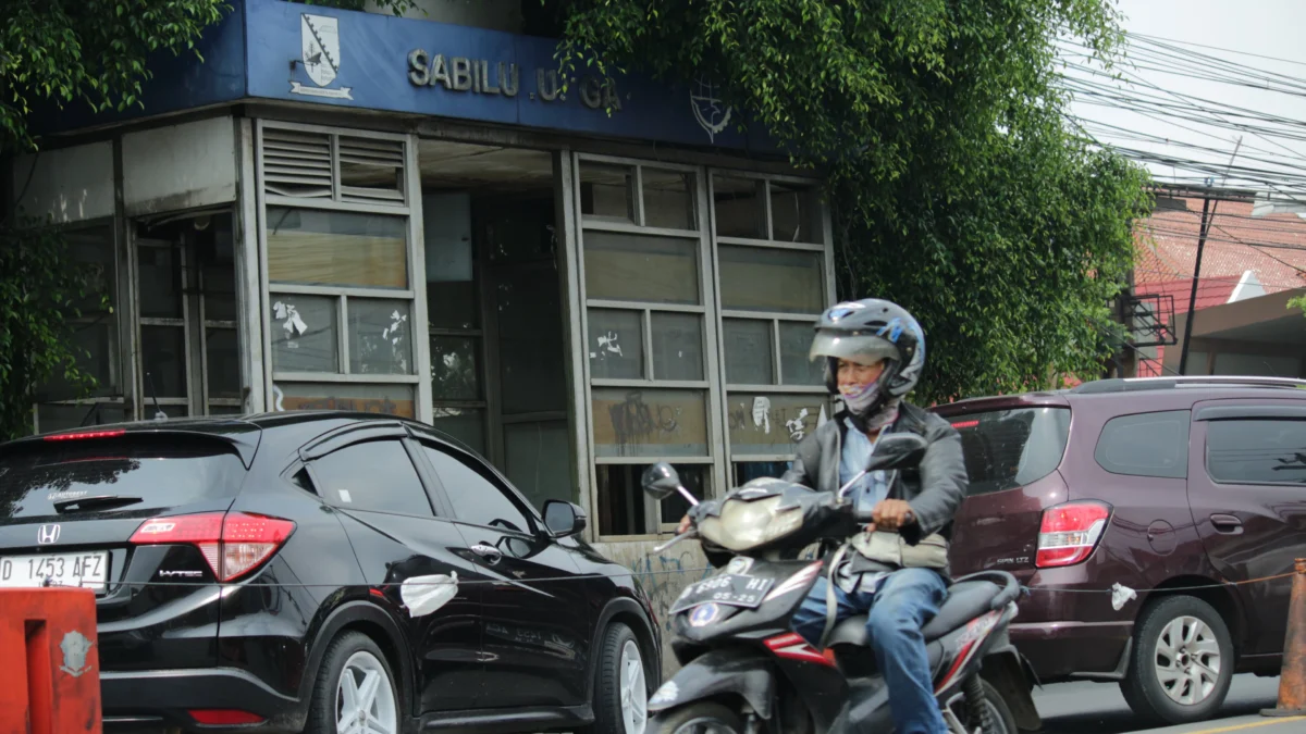 Halte bus TMB di Jalan Raya Cinunuk, Kecamatan Cileunyi, Kabupaten Bandung rusak tak berfungsi hingga kondisinya rusak dan kumuh. (Pandu Muslim/Jabar Ekspres)