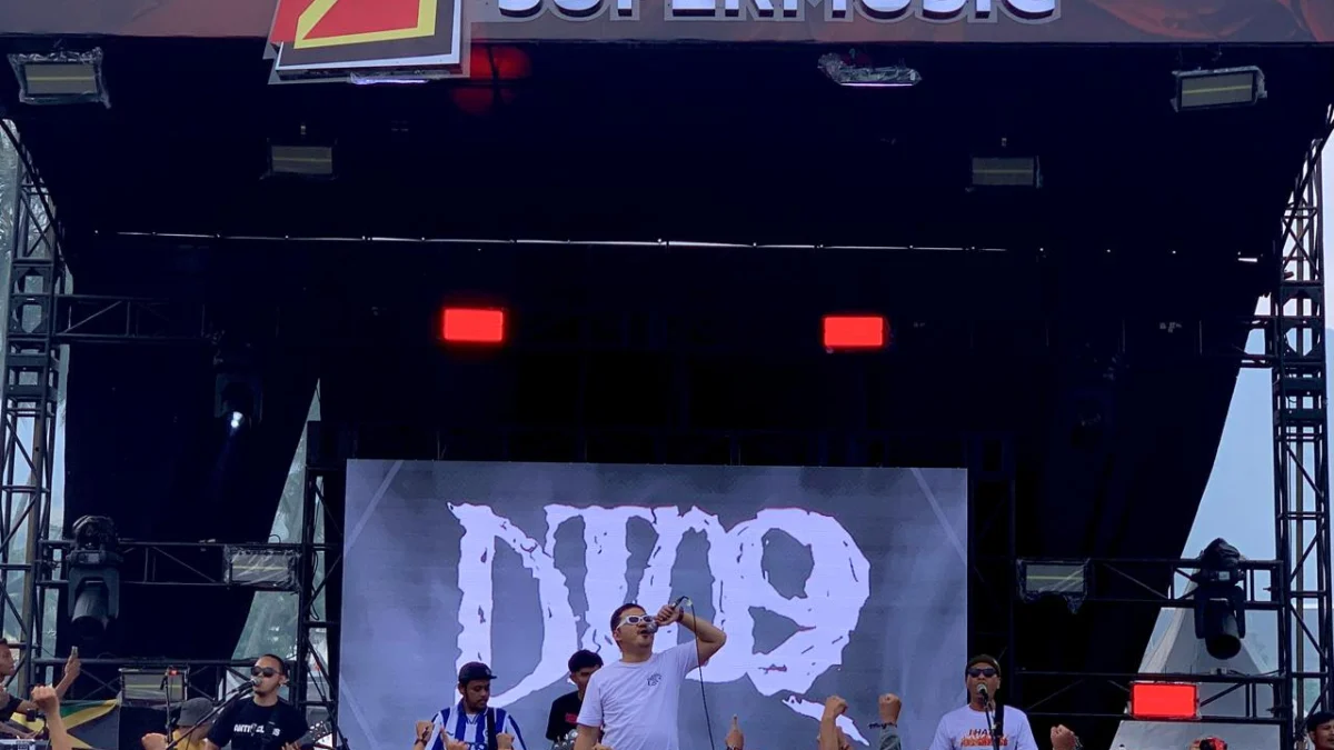 Foto 1. DT09 saat tampil dalam gelaran Kecil Tapi Party di Sabda Alam, Cipanas, Garut. Menariknya, Band asal Bandung tersebut sempat singgung isu Kanjurahan pada penampilannya kali ini. (Sadam Husen Soleh Ramdhani / JE).