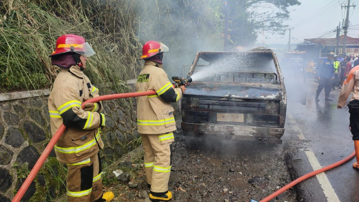 Diduga Korsleting Angkot di Parungkuda Sukabumi Terbakar, Beruntung Tak Ada Korban Jiwa Penampakan angkos pasca terbakar di Kecamatan Parungkud, Kabupaten Sukabumi. Dok Damkar Pos Parungkuda