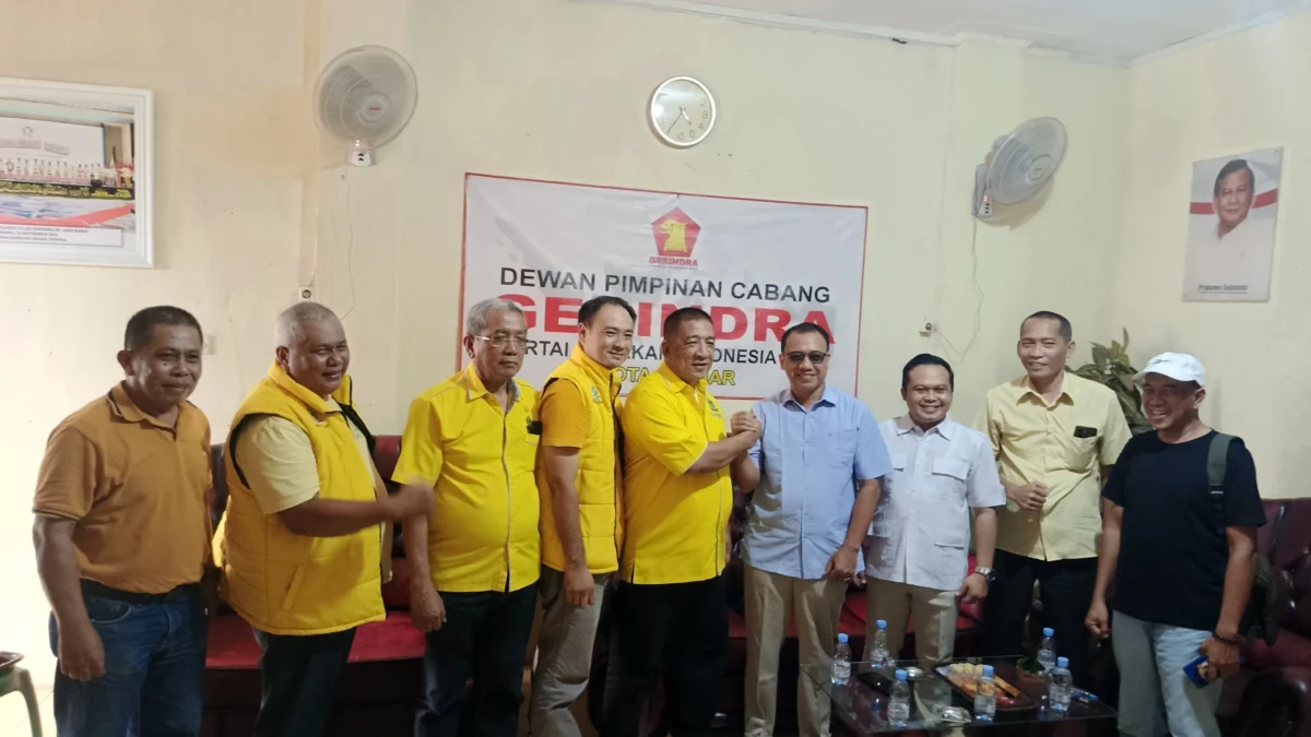 Ketua DPD Partai Golkar Kota Banjar Dadang R Kalyubi bersalaman dengan Ketua DPC Gerindra Kota Banjar Sutarno, dalam acara silaturhmi dua parpol tersebut, Kamis 9 Mei 2024. (Cecep Herdi/Jabar Ekspres)