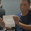 Ayah Pegi Setiawan Tunjukkan Bukti Anaknya Ada di Bandung Saat Pembunuhan Vina