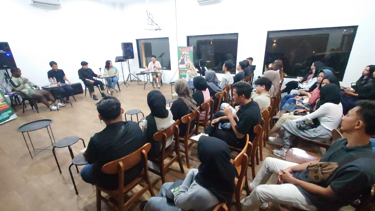 AHS dan tiga konten kreator ternama saat berdiskusi dengan Gen Z dan kaum milenial di Kota Banjar, Sabtu 4 Mei 2024 malam. (Cecep Herdi/Jabar Ekspres)