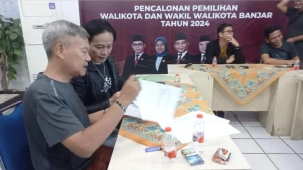 Pilkada 2024: Alam Mbah Dukun Daftar ke KPU Banjar dari Jalur Perseorangan H Akhmad Dimyati dan Alam Mbah Dukun mendaftar ke KPU Kota Banjar dari jalur perseorangan dalam Pilkada Kota Banjar tahun 2024, Minggu 12 Mei 2024 dini hari. (Istimewa)