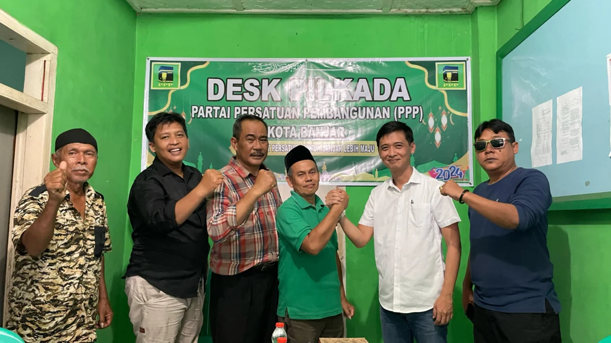 Atet Handiyana Disebut Sebagai Kuda Hitamnya Pilkada Banjar Atet Hadiyana (dua dari kanan) saat bersilaturahmi dengan pengurus Desk Pilkada DPC PPP Kota Banjar, Sabtu 25 Mei 2024. (Cecep Herdi/Jabar Ekspres)