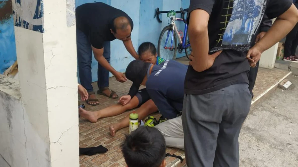 Gina Januari, altet sepeda di acara Cycling de Jabar 2024 dievakusi usai terlibat kecalakaam dengan pengendara sepeda motor di Jalan Nasional Banjar-Pangandaran, atau 100 meter sebelum Stasiun Banjar, Jawa Barat, Sabtu 25 Mei 2024. (Istimewa)