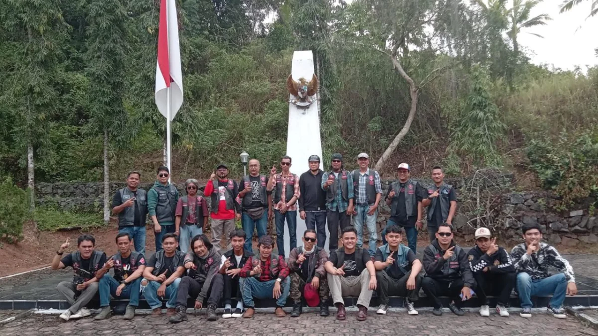 Bikers Brotherhood 1% MC Southern Chapter setelah melakukan upacara Harkitnas di Taman Makam Pahlawan (TMP) Kota Banjar, Sabtu 25 Mei 2024. (Istimewa)