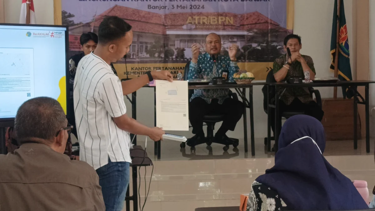 Kepala Kantor Pertanahan Kota Banjar Syamsu Wijana saat memaparkan sertifikat tanah elektronik dalam sosialisasi eksternal di aula kantor BPN Kota Banjar, Jumat 3 Mei 2024. (Cecep Herdi/Jabar Ekspres)