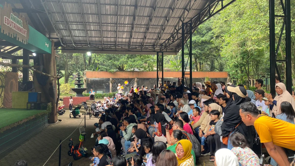 Kondisi terkini Kebun Binatang Bandung atau Bandung Zoo dalam momen libur panjang Kenaikan Isa Al Masih, pada Jumat (10/5). (Nizar/Jabar Ekspres)
