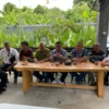 Para anggota Forum Peningkatan Status Kota Banjar berkumpul di salah satu cafe di Kota Banjar, Rabu 15 Mei 2024. Mereka menyoroti soal kebijakan pemotongan TPP ASN dan P3K. (Cecep Herdi/Jabar Ekspres)