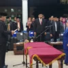 Pj Wali Kota Banjar Ida Wahida Hidayati saat melantik Mamat Rahmat sebagai Kepala DPMPTSP Kota Banjar, di Pendopo Kota Banjar, Rabu 8 Mei 2024. (Cecep Herdi/Jabar Ekspres)