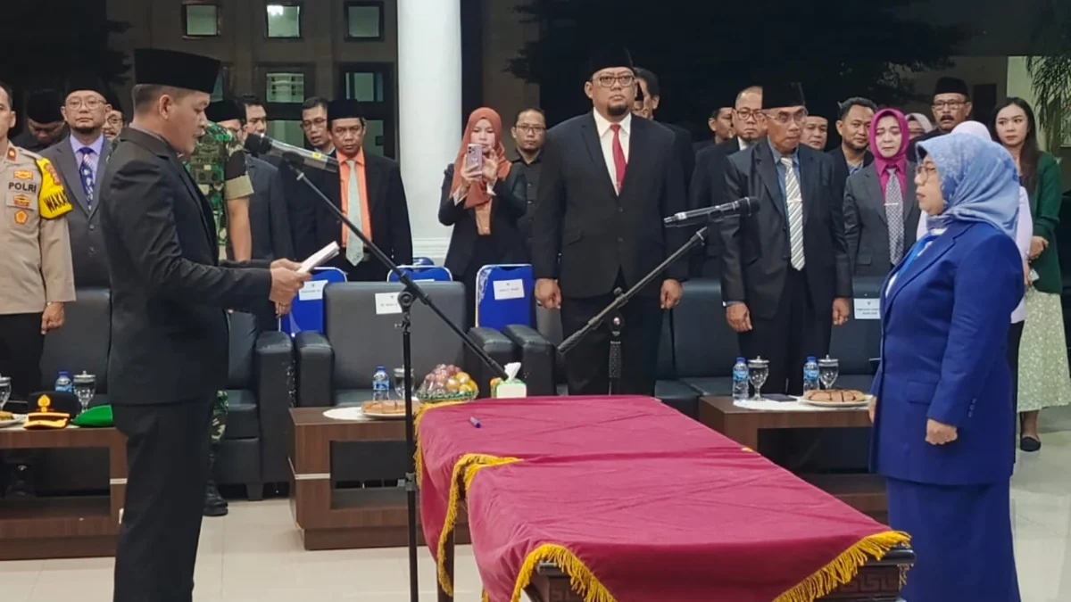 Pj Wali Kota Banjar Ida Wahida Hidayati saat melantik Mamat Rahmat sebagai Kepala DPMPTSP Kota Banjar, di Pendopo Kota Banjar, Rabu 8 Mei 2024. (Cecep Herdi/Jabar Ekspres)