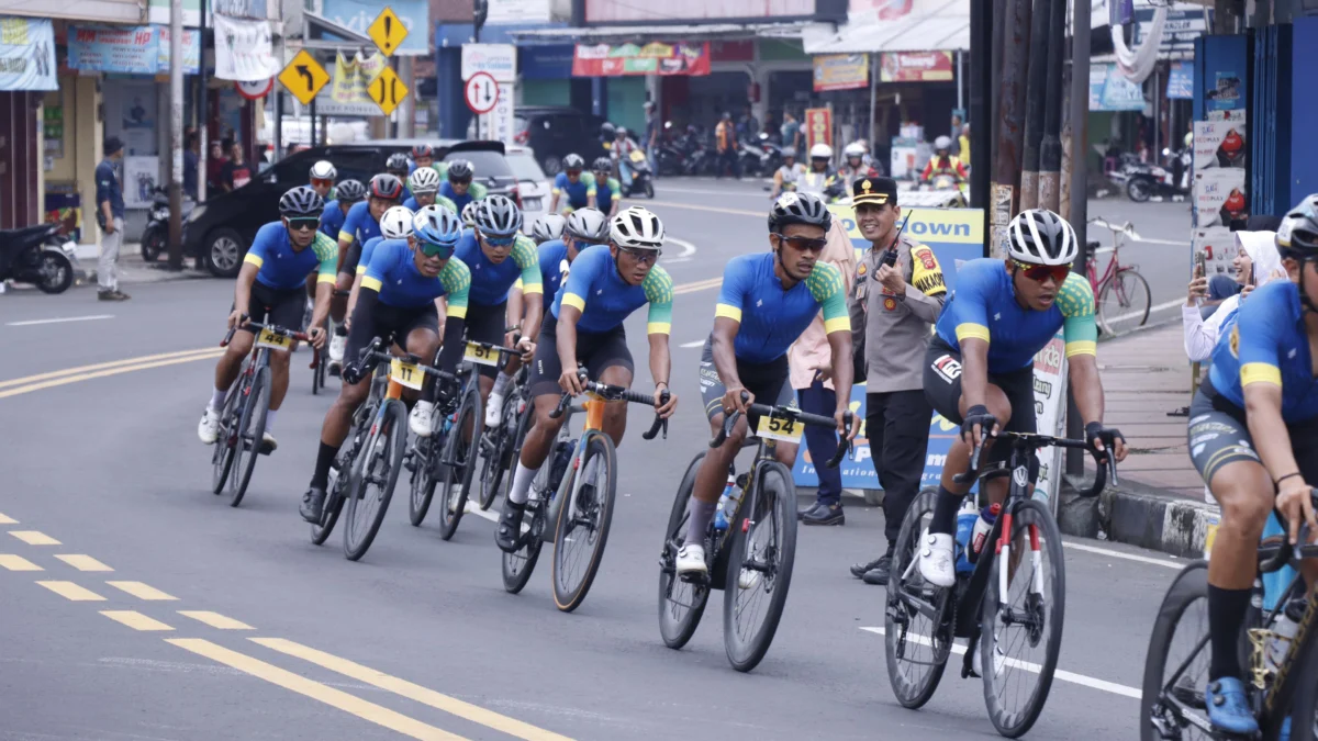 Wakapolres Banjar Kompol Dani Prasetya nampak ikut mengamankan jalur yang dilewati atlet Cycling de Jabar 2024 di Jalan Letjen Soewarto Kota Banjar, Sabtu 25 Mei 2024. (Cecep Herdi/Jabar Ekspres)
