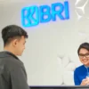 Ilustrasi teller Bank BRI sedang melayani nasabah/ Antara