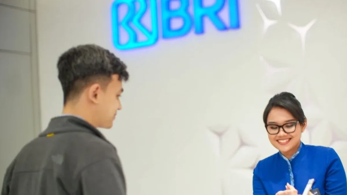 Ilustrasi teller Bank BRI sedang melayani nasabah/ Antara