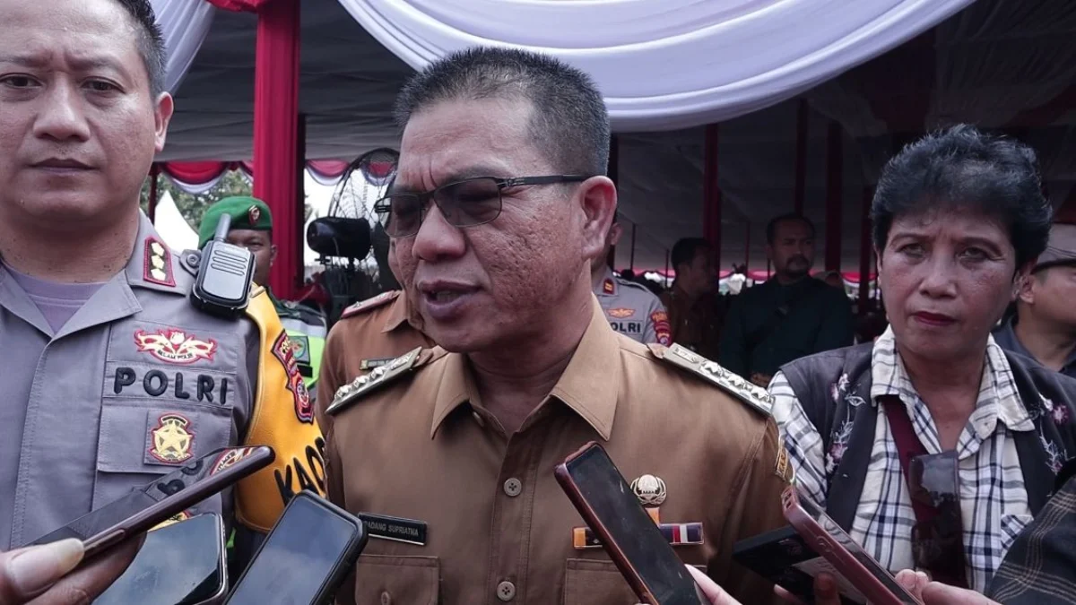 Bupati Bandung Dadang Supriatna saat dimintai keterangan oleh awak media di Ciparay, Kabupaten Bandung, Senin (13/5/2024). Foto Agi Jabar Ekspres