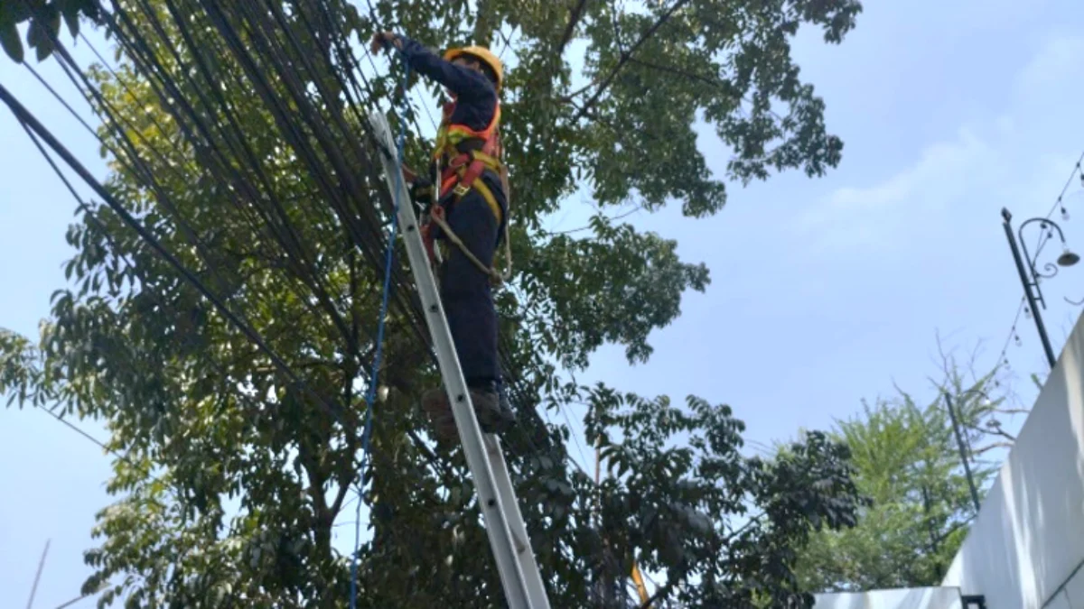 PLN Icon Plus Bersama Pemkot Bandung Kembali Berkolaborasi Melakukan Penertiban Kabel Fiber Optik PLN Icon Plus bersama Pemkot Bandung kembali Berkolaborasi Melakukan Penertiban Kabel Fiber Optik